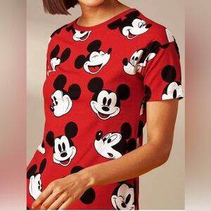 Women’s Disney Red tee With Mickey Mouse Heads All Over The Front/Sleeves Sz XL